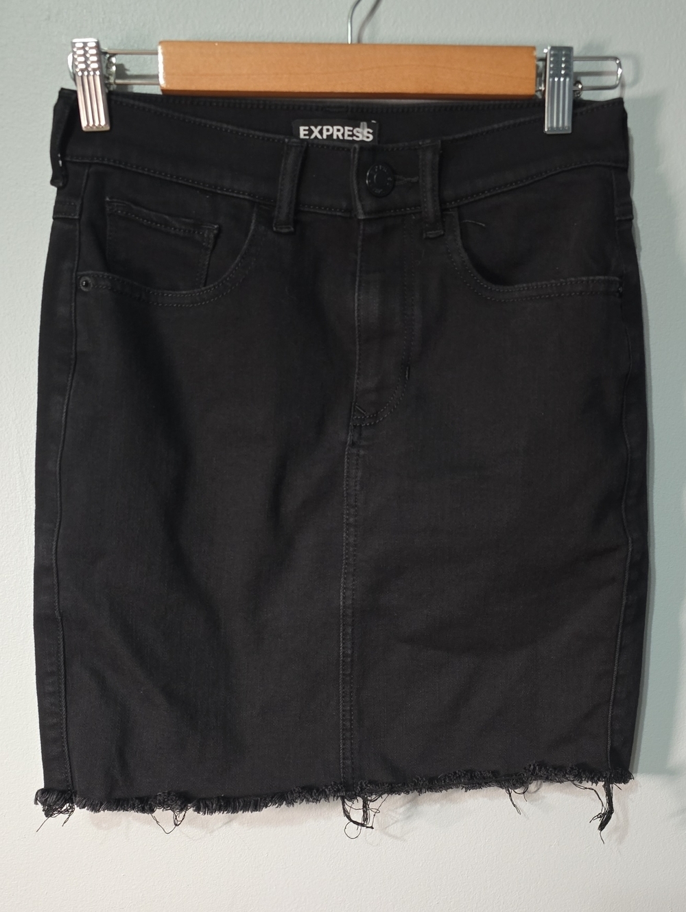 Express Skirt Women's Size 0 Black Denim Jean Skirt Frayed Hem Minimalist cool‎